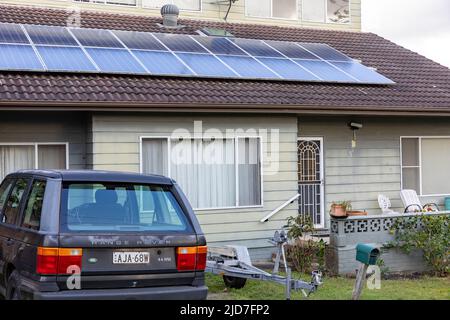 1995 Range Rover car parked at a Sydney home with roof solar panels fitted,Sydney,NSW,Australia Stock Photo
