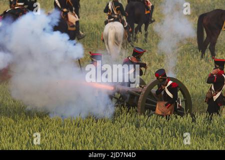Waterloo, Belgium. 18th June, 2022. Re-enactors perform during the re-enactment of the 1815 Battle of Waterloo in Waterloo, Belgium, June 18, 2022. About 2,000 re-enactors, more than 100 horses as well as over 20 canons participated in the re-enactment, showing the clash of June 18, 1815 between Napoleon and Wellington. The event marked the 207th anniversary of the Battle of Waterloo. Credit: Zheng Huansong/Xinhua/Alamy Live News Stock Photo