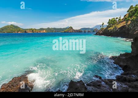 Beautiful turquoise sea at Mahoro Island with Masare & Pahepa Islands beyond. Mahoro, Siau Island, Sangihe Archipelago, North Sulawesi, Indonesia Stock Photo