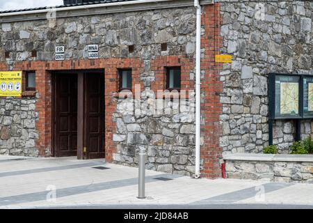 Tipperary Town is nestled in the superb and scenic surroundings of the Golden Vale, just four miles from the beautifully secluded Glen of Aherlow. Tip Stock Photo