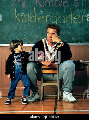 HUGHES,SCHWARZENEGGER, KINDERGARTEN COP, 1990 Stock Photo