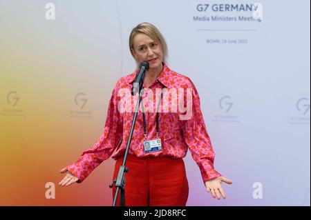 Bonn, Germany. 19th June, 2022. Deborah Bergamini, Undersecretary of State, Ministry for Relations with Parliament, delivers a statement ahead of the G7 Media Ministers meeting. Credit: Henning Kaiser/dpa/Alamy Live News Stock Photo