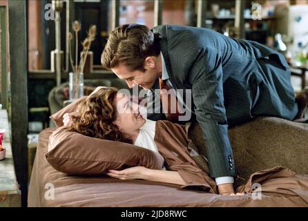 HATHAWAY,GYLLENHAAL, LOVE AND OTHER DRUGS, 2010, Stock Photo