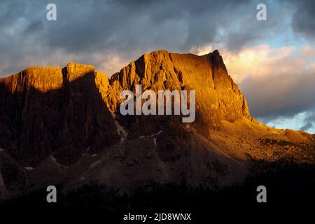 Alpenglow at sunset on Lastoni di Formin (Lastoi de Formin) mountain peaks, near Giau pass. The Ampezzo Dolomites. Italian Alps. Europe. Stock Photo