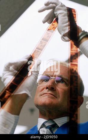 ROBIN WILLIAMS, ONE HOUR PHOTO, 2002, Stock Photo