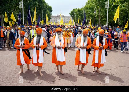 Sikh men hold their swords as they march along The Mall to Trafalgar Square, London, to take part in a rally marking the 38th anniversary of the 1984 Amritsar massacre. Picture date: Sunday June 19, 2022. Stock Photo