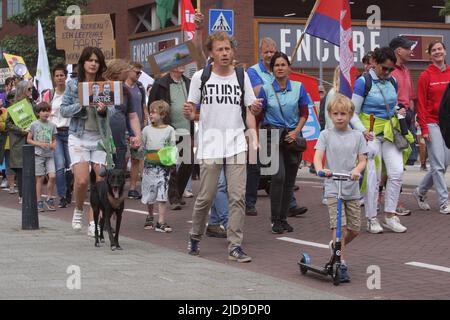 Rotterdam, Netherlands. 19th June, 2022. Activists from environmental organisations and supporters attend the Climate March on June 19, 2022 in Rotterdam, Netherlands. Protestors demand action from Dutch government and world leaders to combat the climate change crisis, heat records are being broken again and again, resulting in profound changes for all life on Earth. An estimated 15,000 people have walked on Sunday with the climate march in Rotterdam, according to the Rotterdam municipality.(Photo by Paulo Amorim/Sipa USA) Credit: Sipa USA/Ģ����ý Live News Stock Photo
