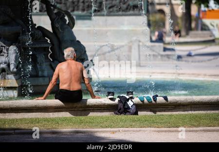 Franconia, Germany. 19th June 2022. Stuttgart, Germany. 19th June, 2022. A man cools off at a downtown fountain in hot temperatures. Credit: Christoph Schmidt/dpa/Alamy Live News Credit: dpa picture alliance/Alamy Live News Stock Photo
