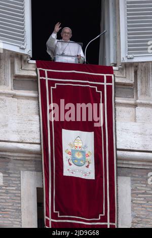 Vatican City, Vatican. 19 June 2022. Pope Francis waves during the Angelus prayer from the window of the Apostolic Palace overlooking Saint Peter's Square. Credit: Maria Grazia Picciarella/Alamy Live News 19 Jun 2022 Stock Photo