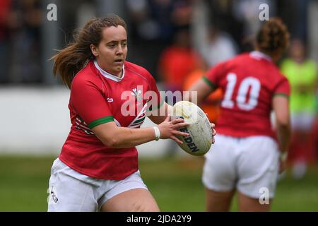 Katie Carr of Wales RL in action during the game Stock Photo - Alamy