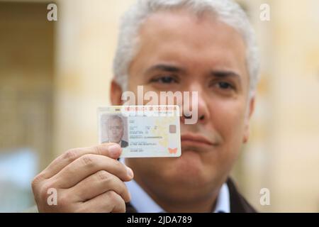 Bogota, Colombia. 19th June, 2022. Colombian president Ivan Duque shows his Colombia's digital ID during the second round of presidential elections in, Bogota, Colombia on June 19, 2022. Photo by: Perla Bayona/Long Visual Press Credit: Long Visual Press/Alamy Live News Stock Photo