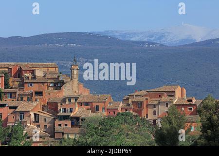 France, Vaucluse (84) Roussillon, the classified village, in the distance, the Mont Ventoux Stock Photo