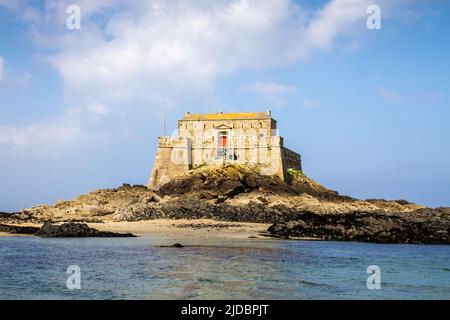 Fortified castel, Fort du Petit Be, beach and sea in Saint-Malo city, Brittany, France Stock Photo