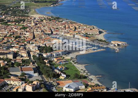 France, Hérault, Mèze, the Mediterranean port city, situated on the banks of the Etang de Thau with its parks has shells, (aerial photo) Stock Photo
