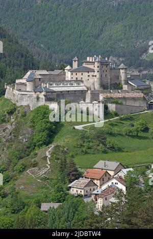 France, Hautes-Alpes Château-Ville-Vieille, Château-Queyras on its peak Stock Photo