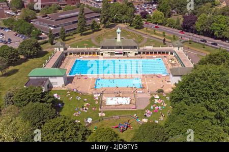 Peterborough, UK. 17th June, 2022. It's a beautiful sunny day as people enjoy a dip in the Peterborough Lido outdoor swimming pool, on what is forecast to be the hottest day of the year so far. Peterborough Lido, Peterborough, Cambridgeshire, UK, on June 17, 2022 Credit: Paul Marriott/Alamy Live News Stock Photo