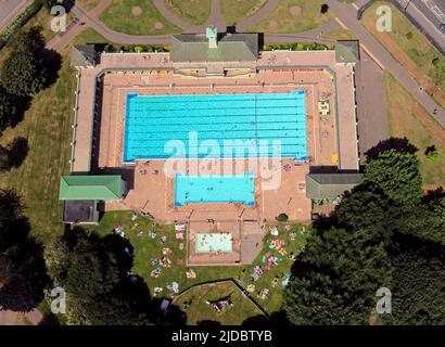 Peterborough, UK. 17th June, 2022. It's a beautiful sunny day as people enjoy a dip in the Peterborough Lido outdoor swimming pool, on what is forecast to be the hottest day of the year so far. Peterborough Lido, Peterborough, Cambridgeshire, UK, on June 17, 2022 Credit: Paul Marriott/Alamy Live News Stock Photo