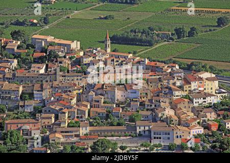 France, Var, Cadiere d'Azur is a fortified village situated on a hill in the Var hinterland, it is surrounded by vineyards Cotes de Provence AOC Bandol (aerial photo) Stock Photo