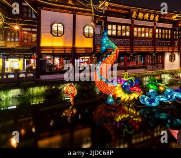 Tourists crowd the Yu Garden or Yuyuan Garden during a lantern fair for ...