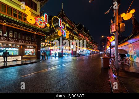 The illuminated streets around the famous Yu Yuan, Yu Garden, during the lantern festival in the Year of the Mouse in Old Shanghai. Stock Photo
