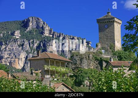 France, Aveyron Peyreleau, village of the Gorges du Tarn, leaning against the black causse, the belfry, the Tour Carrée Stock Photo