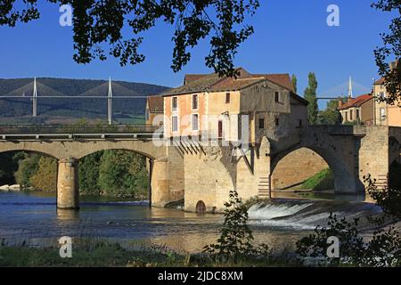 France, Aveyron Millau, city of the Tarn valley, the old city, the old bridge and the viaduct Stock Photo