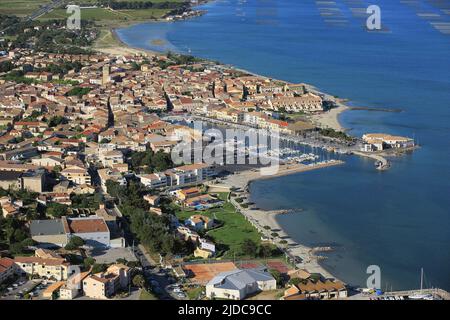 France, Hérault (34), Mèze, the Mediterranean port city, situated on the banks of the Etang de Thau with its parks has shells, (aerial photo) Stock Photo