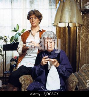 Das waren noch Zeiten - Kleine Geschichten von Kalke & Söhne, Fernsehfilm, Deutschland 1981, Regie: Wolfgang Schleif, Darsteller: Jutta Speidel, Johanna von Koczian Stock Photo