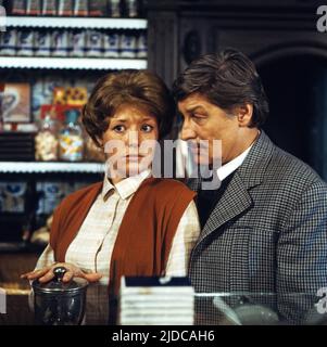 Das waren noch Zeiten - Kleine Geschichten von Kalke & Söhne, Fernsehfilm, Deutschland 1981, Regie: Wolfgang Schleif, Darsteller: Jutta Speidel, Günter Pfitzmann Stock Photo