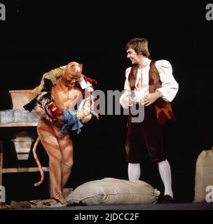 Der gestiefelte Kater, Theaterstück nach dem Märchen der Gebrüder Grimm, Deutschland 1974, Darsteller: Jürgen Claassen, Wolfgang Noack Stock Photo