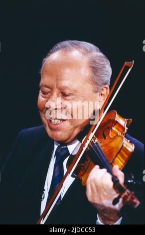 Helmut Zacharias, deutscher Geiger und Komponist, hier bei einem TV Auftritt, Deutschland, 1988. Helmut Zacharias, German violinist and composer, TV performance, Germany, 1988. Stock Photo