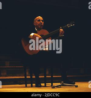 Carlos Montoya, berühmter spanischer Flamenco-Gitarrist, hier bei einem Auftritt in Deutschland, circa 1968. Carlos Montoya, famous Spanish Flamenco guitarist, performance in Germany, circa 1968. Stock Photo