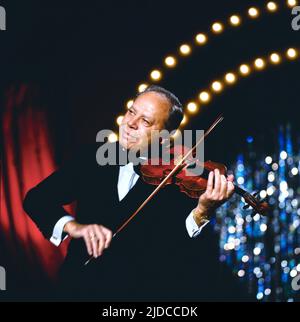Helmut Zacharias, deutscher Geiger und Komponist, hier bei einem TV Auftritt, Deutschland, 1985. Helmut Zacharias, German violinist and composer, TV performance, Germany, 1985. Stock Photo