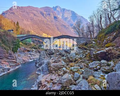 Enjoy the view of Salt Bridge (Ponte dei Salti) across Verzasca River and Pizzo di Vogorno mount, Lavertezzo, Valle Verzasca, Switzerland Stock Photo