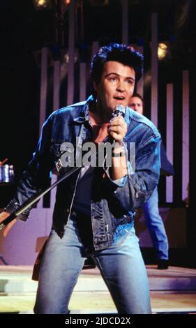 Paul Young, britischer Pop und Soul Sänger und Songwriter, hier bei einem TV Auftritt in Deutschland, 1984. Paul Young, British Pop and Soul singer and songwriter, TV performance in Germany, 1984. Stock Photo