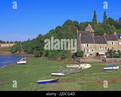 France, Côtes-d'Armor Le Guildo, set of Breton houses at the bottom of an Aber Stock Photo