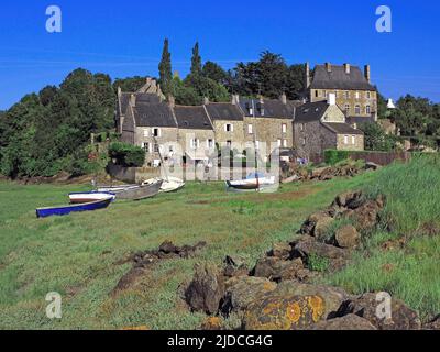 France, Côtes-d'Armor Le Guildo, set of Breton houses at the bottom of an Aber Stock Photo