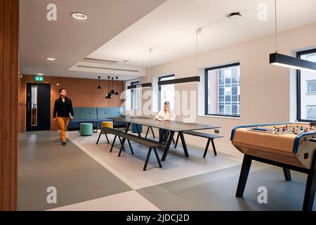 Students in accommodation leisure space, halls of residence. Duke Street Riverside - Norwich University of the Arts, Norwich, United Kingdom. Architec Stock Photo