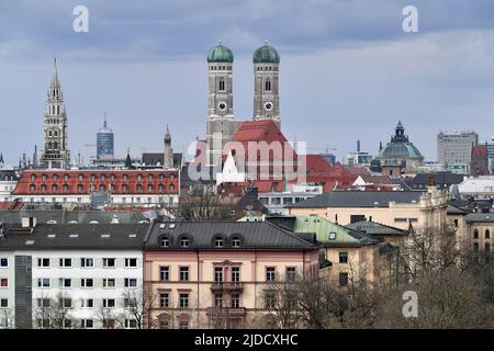 Munich, Deutschland. 20th June, 2022. ARCHIVE PHOTO; Erwithtler confiscate apartments from Russian politicians in Munich. City of Munich, view of the Frauenkirche. The cathedral of Our Lady, towers, church, landmark, skyline, silhouette, old building, old building apartment, real estate, metropolis, real estate prices, real estate, Stadtwithte, center, facades, facade, buildings, houses, location, City location, downtown, downtown, city view. Credit: dpa/Alamy Live News Stock Photo