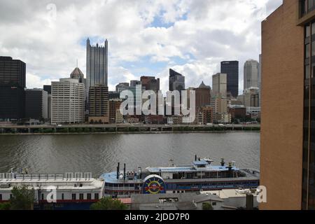 The Pittsburgh skyline seen from the Southside Flats neighborhood Stock Photo
