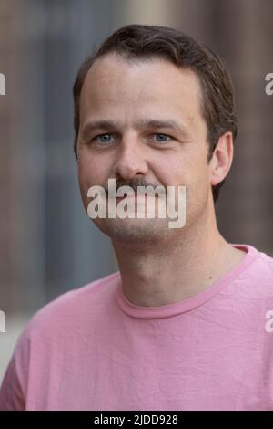 Borussia Monchengladbach, Deutschland. 14th June, 2022. *** Actor Raphael WESTERMEYER filming 'Our wonderful years' on June 14th, 2022 in the Monforts Quartier in Monechengladbach Credit: dpa/Alamy Live News Stock Photo