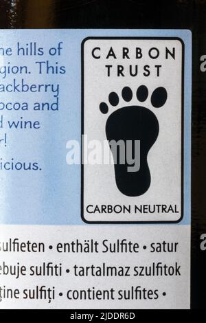 carbon trust carbon neutral logo symbol on label on bottle of Jam Shed Mendoza Malbec red wine product of Argentina Argentinian sold in the UK Stock Photo