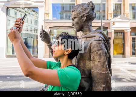 London, UK. 20th June, 2022. Andy Denzler, Selfie (2016), 63 New Bond Street - Art in Mayfair, organised by Bond Street businesses with the Royal Academy of Arts for six weeks from 20 June - 31 July 2022. It includes the Mayfair Sculpture Trail, a collaboration with Mayfair Art Weekend, which offers an immersive art experience. The trail features an interactive outdoor exhibition of temporary sculptures presented by galleries participating in Mayfair Art Weekend, alongside permanent sculptures and public art in the area. Credit: Guy Bell/Alamy Live News Stock Photo