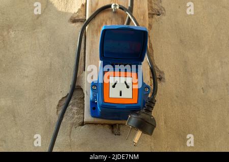 Enchufe eléctrico trifásico con toma de tierra Stock Photo - Alamy