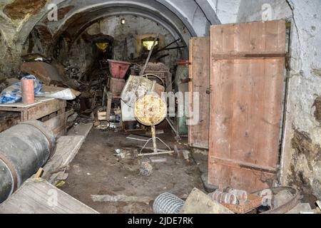Lost Place, Bauernhaus, verlassen, Gewölbe, Gewölbedecke, Eingestürzt, Stall, Stallung, Gerümpel, Rohr, Zaun, Maschendrahtzaun, Mischmaschine, Gerümpe Stock Photo