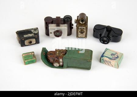 A selection of bakelite and plastic items.  Miniature bakelite cameras including a Coronet Midget (green case) Stock Photo