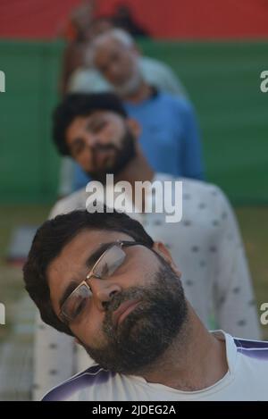 Lahore, Punjab, Pakistan. 20th June, 2022. Pakistani people performing yoga session at a ground on the eve of International Day of Yoga in Lahore. Millions of people worldwide took part in the Sixth International Day of Yoga. International Day of Yoga, or commonly and unofficially referred to as Yoga Day, is celebrated annually on 21 June since its inception in 2015. An international day for yoga was declared unanimously by the United Nations General Assembly (Credit Image: © Rana Sajid Hussain/Pacific Press via ZUMA Press Wire) Stock Photo