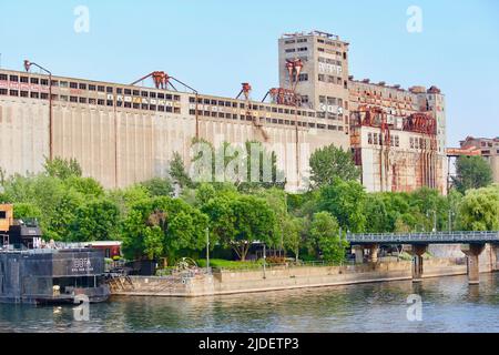 Grain factory Silo No.5 and Bota Bota, spa-sur-l'eau in Montreal's Old Port (Quebec, Canada) Stock Photo