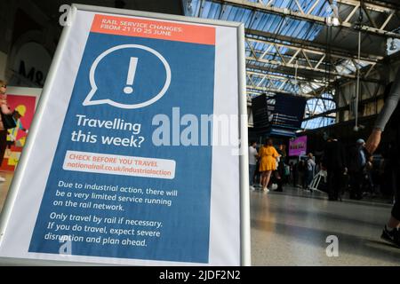 Waterloo, London, UK. 20th June 2022. Passengers in Waterloo station in London before the start of the national rail strike by RMT union members. Credit: Matthew Chattle/Alamy Live News Stock Photo