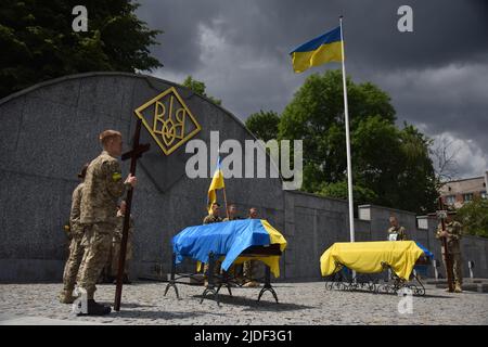 Lviv, Ukraine. 17th June, 2022. Ukrainian military stand next to the coffins with the bodies during the farewell ceremony of the fallen soldiers. Funeral ceremony of senior lieutenant Serhiy Spodarenko and junior sergeant Ivan Kerdman, who died in battle with Russian troops in Lviv. Credit: SOPA Images Limited/Alamy Live News Stock Photo